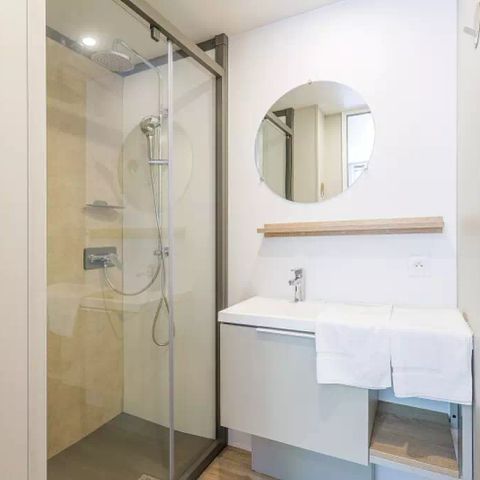 Stacaravan 6 personen - Ultimate Plus | 3 slaapkamers | 6 pers | Terras Lounge | 2 badkamers | Airconditioning | TV