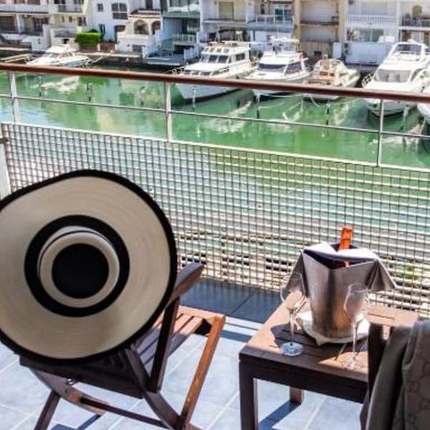 Hotelkamer 3 personen - Tweepersoonsbed - Extra bed - Balkon - Uitzicht op kanaal