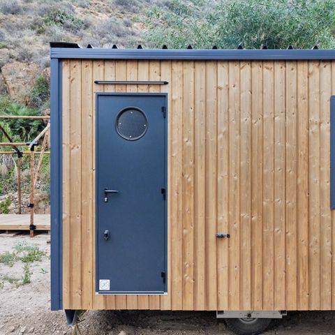 Kampeerplaats - PARCELA XL met eigen onafhankelijke module met toilet en douche