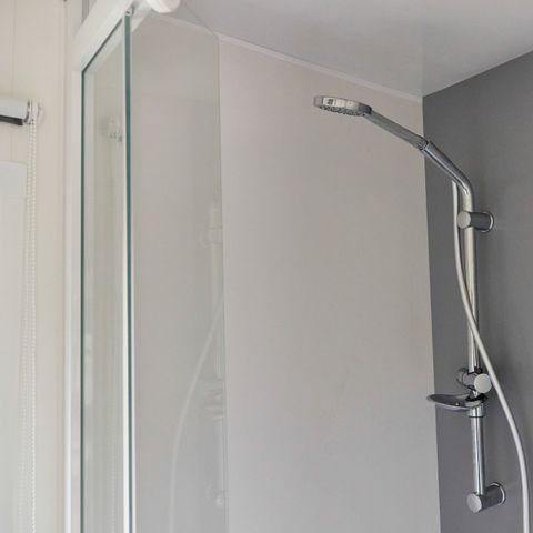 Kampeerplaats - PARCELA XL met eigen onafhankelijke module met toilet en douche