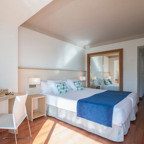 Hotelkamer 2 personen - TWEEPERSOONSKAMER - ZWEMBADZICHT - BALKON