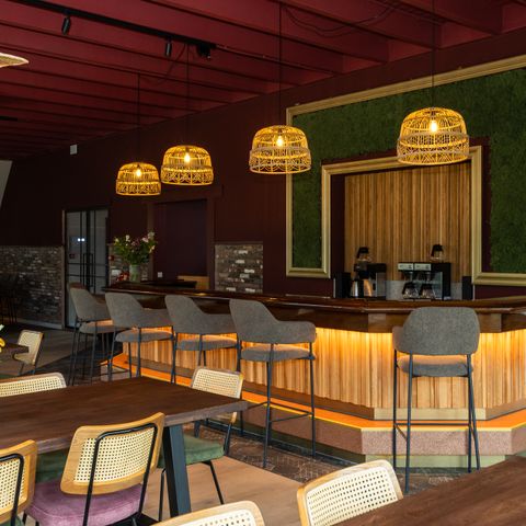 VAKANTIEHUIS 36 personen - Hoofdgebouw 20 personen + 4 Tiny Greenhouses