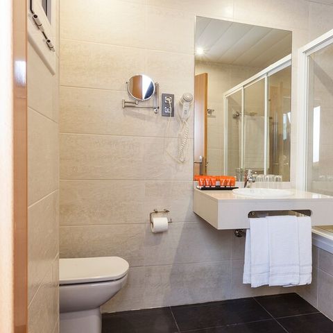 Hotelkamer 3 personen - TWEEPERSOONSKAMER - EXTRA BED - BALKON - ONTBIJT INBEGREPEN