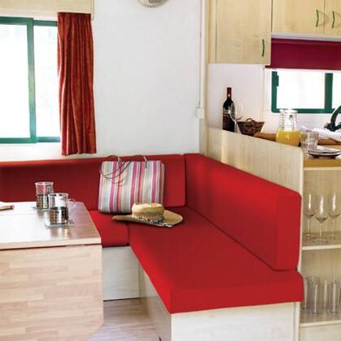 Stacaravan 6 personen - Klassiek | 3 slaapkamers | 6 slaapplaatsen | Verhoogd terras | 1 badkamer | Airconditioning