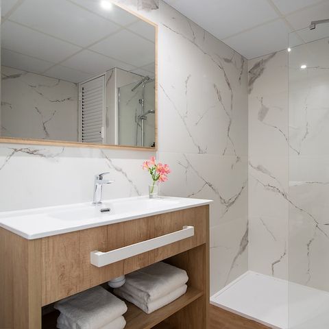 Slaapkamer 3 personen - TWEEPERSOONSKAMER + EXTRA BED - BALKON - ONTBIJT INBEGREPEN