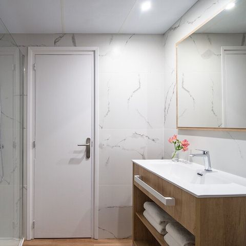 Hotelkamer 3 personen - TWEEPERSOONSKAMER - EXTRA BED - BALKON - ONTBIJT INBEGREPEN