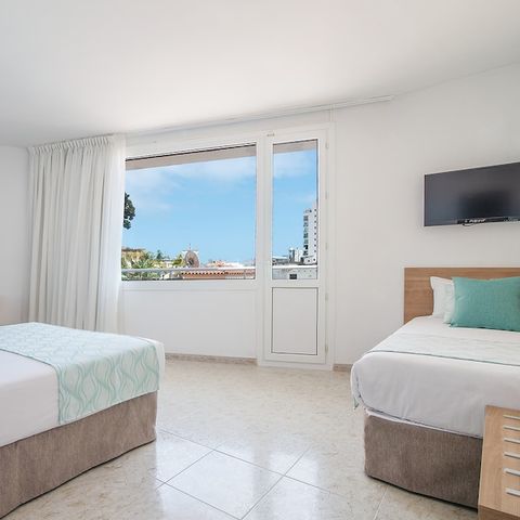 Hotelkamer 3 personen - TWEEPERSOONSKAMER - EXTRA BED - BALKON - ONTBIJT INBEGREPEN