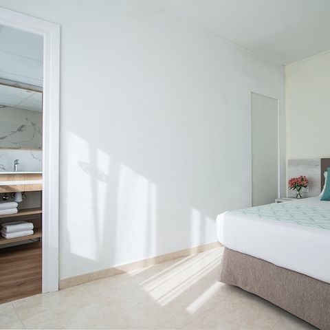 Slaapkamer 4 personen - VIERPERSOONSKAMER SUPERIOR - 2 PLAATSEN - BALKON - ONTBIJT INBEGREPEN