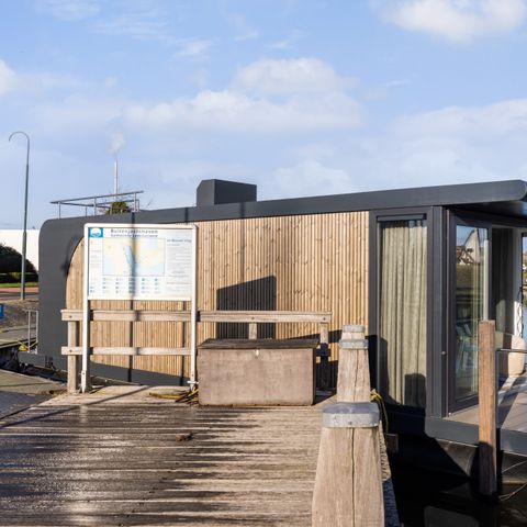 Uniek 4 personen - Luxe overnachten op het water in Friesland