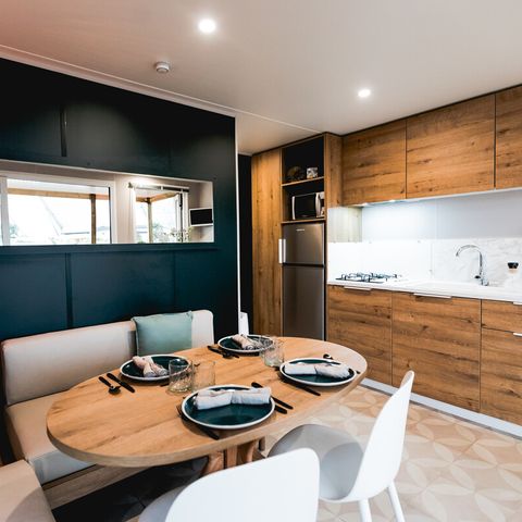 Stacaravan 4 personen - LUXE XXL 2 kamers (1/4 pers - airconditioning - TV - geïntegreerd overdekt terras + oppervlakte 40m²)