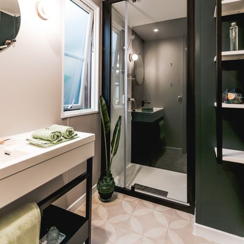 Stacaravan 4 personen - LUXE XXL 2 kamers (1/4 pers - airconditioning - TV - geïntegreerd overdekt terras + oppervlakte 40m²)