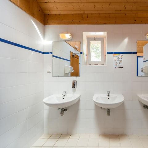 Kampeerplaats - Klassieke standplaats - 10A elektriciteit - 1 voertuig - water dichtbij - 80/100 m².