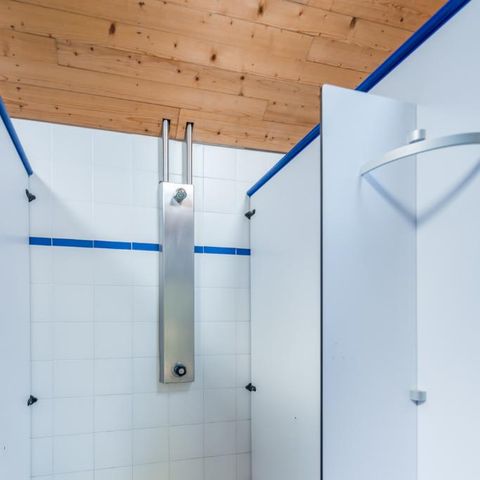 Kampeerplaats - Klassieke standplaats - 10A elektriciteit - 1 voertuig - water dichtbij - 80/100 m².