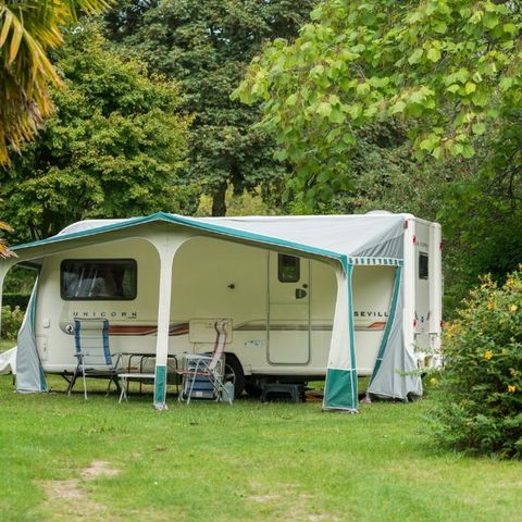 Kampeerplaats - Standplaats Confort - 120-140m² - Elektriciteit 10A - Wateraansluiting - Afvoer grijs water - 1 voertuig