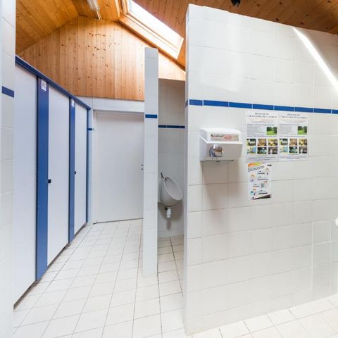 Kampeerplaats - Standplaats Confort - 120-140m² - Elektriciteit 10A - Wateraansluiting - Afvoer grijs water - 1 voertuig