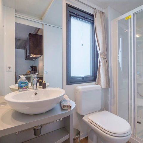 Stacaravan 6 personen - Premium | 3 slaapkamers | 6 slaapplaatsen | Halfoverdekt terras | 1 badkamer | Airconditioning | Televisie