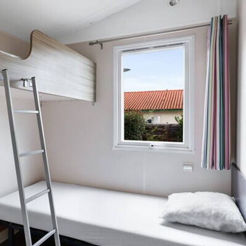 Stacaravan 4 personen - Mobile-home PMR | Comfort | 2 slaapkamers | 4 pers. | Verhoogd terras | Airconditioning.