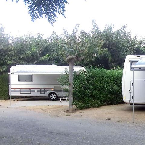 STAANPLAATS - Premium staanplaats: auto + tent/caravan of camper + 5A elektriciteit