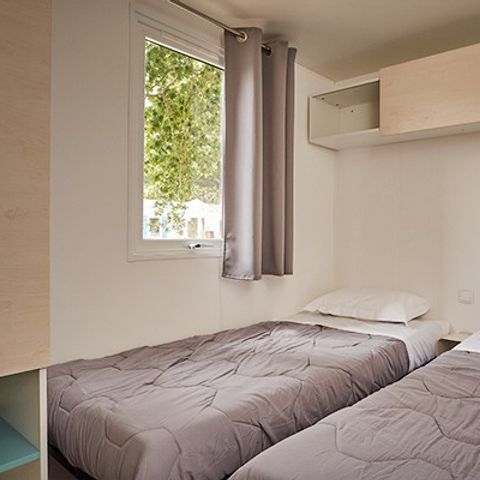 Stacaravan 6 personen - Comfort XL | 3 slaapkamers | 6 pers | Verhoogd terras | TV