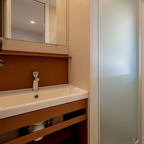 Stacaravan 8 personen - Mobile-home | Comfort | 4 slaapkamers | 8 pers. | Verhoogd terras | 2 badkamers | Airconditioning.