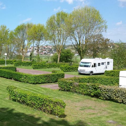 Kampeerplaats - Comfortpakket - 1 tent - Caravan of camper / - 1 auto - / 16A elektriciteit