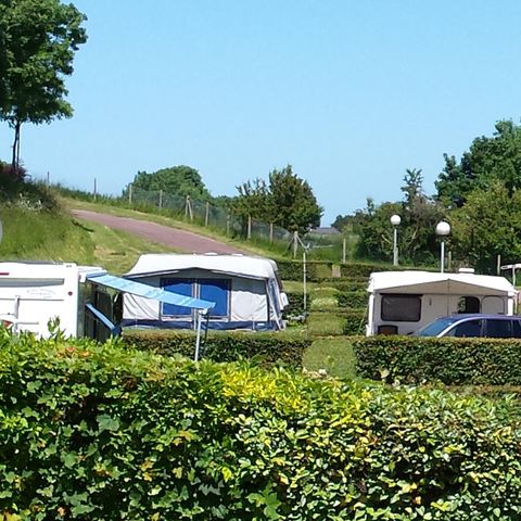 STAANPLAATS - Comfortpakket (1 tent, caravan of camper / 1 auto / 16A elektriciteit)