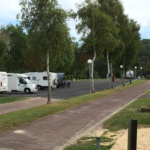 STAANPLAATS - Gestabiliseerde camperparkeerplaats (tenten en caravans zijn niet toegestaan)