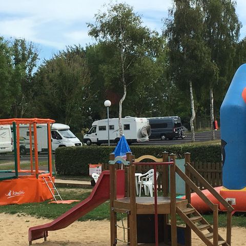Kampeerplaats - Gestabiliseerde camperparkeerplaats (tenten en caravans zijn niet toegestaan)