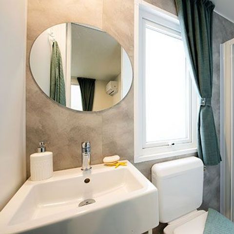Stacaravan 6 personen - Stacaravan | Ultimate | 3 slaapkamers | 6 pers | Verhoogd terras | Jacuzzi | 2 badkamers | Airconditioning | TV