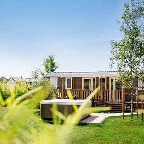 Stacaravan 4 personen - Ultimate | 2 slaapkamers | 4 personen | Verhoogd terras | Jacuzzi | 2 badkamers | Airconditioning | TV