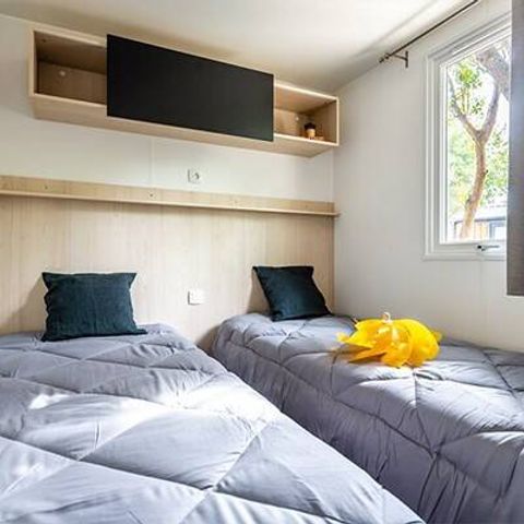 Stacaravan 4 personen - Stacaravan | Ultimate | 2 Slaapkamers | 4 Pers | Verhoogd terras | Jacuzzi | Tropische douche | Airconditioning | TV