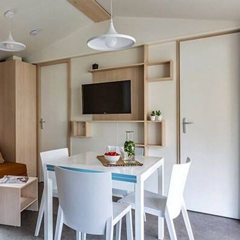 Stacaravan 4 personen - Stacaravan | Ultimate | 2 Slaapkamers | 4 Pers | Verhoogd terras | Jacuzzi | Tropische douche | Airconditioning | TV