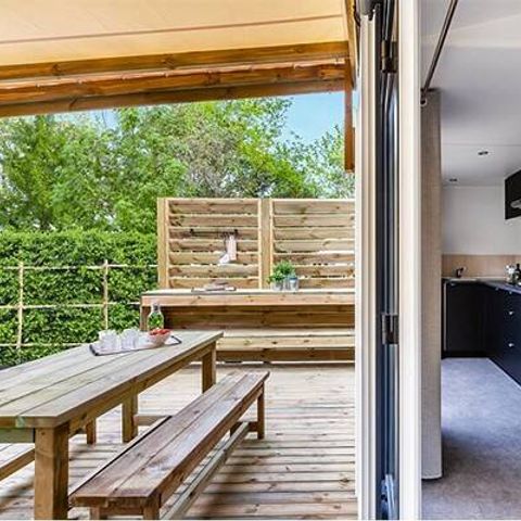 Stacaravan 4 personen - Stacaravan | Ultimate | 2 Slaapkamers | 4 Pers | Verhoogd terras | Jacuzzi | Tropische douche | Airconditioning | TV