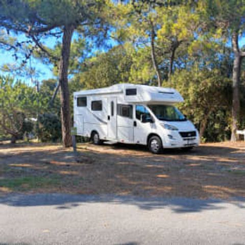 STAANPLAATS - Camping-Carplaats ** (in het Frans)