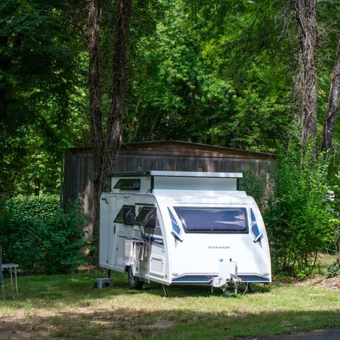 STAANPLAATS - Comfort pakket (1 tent, caravan of camper / 1 auto / 10A elektriciteit) 2 pers.