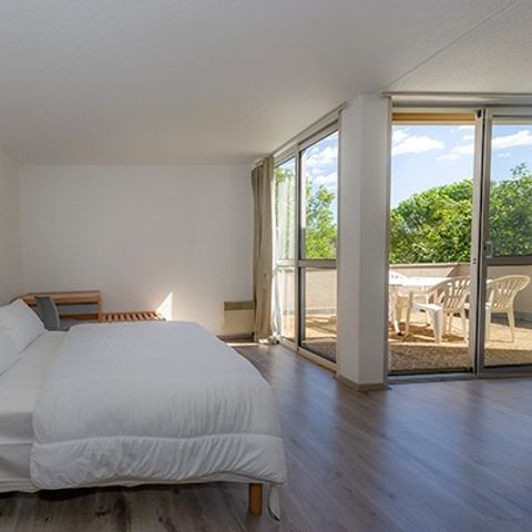 Hotelkamer 4 personen - Slaapkamer | 4 Pers | Verhoogd terras | TV