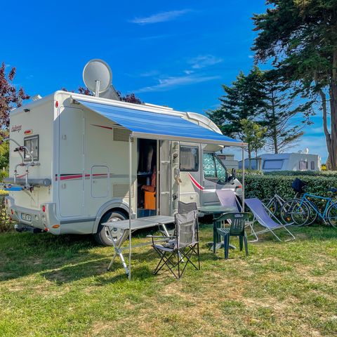 STAANPLAATS - 10A elektriciteit inbegrepen / Europese stekker niet inbegrepen / 1 auto op plaats