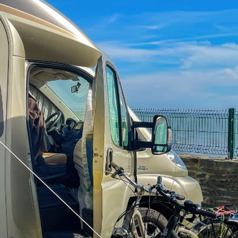 STAANPLAATS - 10A elektriciteit inbegrepen / Europese stekker niet inbegrepen / 1 auto op plaats