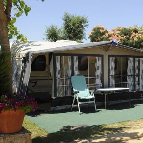 STAANPLAATS - Standplaats : auto + tent of caravan + elektriciteit 2/8 pers