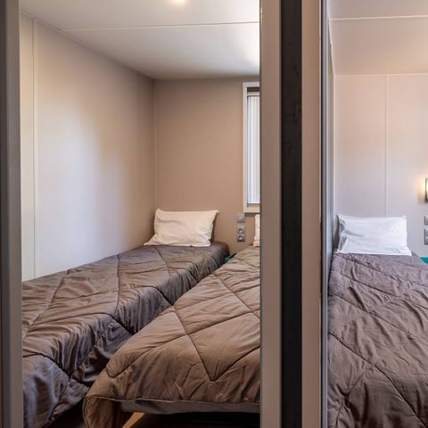 Stacaravan 6 personen - Mobile-home | Ultimate | 3 slaapkamers | 6 pers. | Verhoogd terras | Jacuzzi | 2 badkamers | Airconditioning.