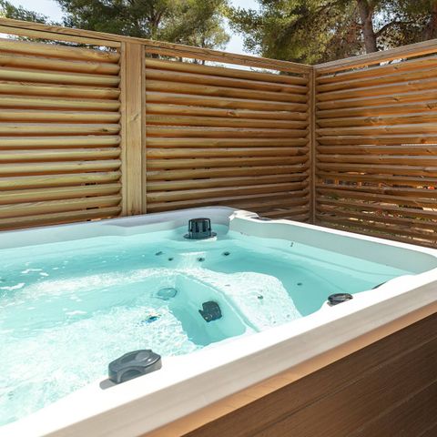 Stacaravan 6 personen - Mobile-home | Ultimate | 3 slaapkamers | 6 pers. | Verhoogd terras | Jacuzzi | 2 badkamers | Airconditioning.