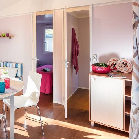 Stacaravan 6 personen - Klassiek | 2 Slaapkamers | 4/6 Pers. | Verhoogd terras | Airconditioning.