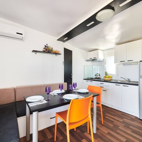 Stacaravan 4 personen - Comfort | 2 slaapkamers | 4 pers | Verhoogd terras | 2 badkamers | Airconditioning | TV