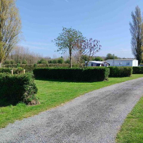 STAANPLAATS - Comfortplaats - kampeerplaats -  met stroom - max. 5 personen