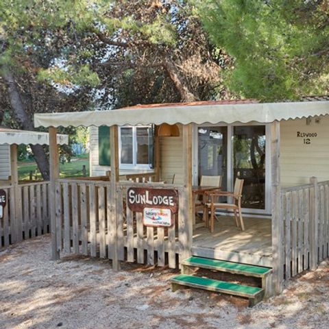 Stacaravan 4 personen - Klassiek XL | 2 slaapkamers | 4 pers | Verhoogd terras | 2 badkamers | Airconditioning | TV