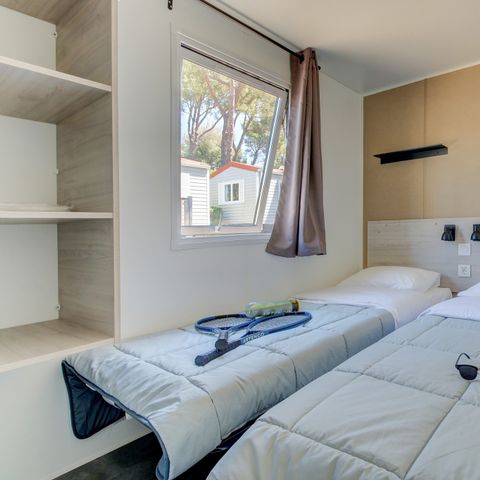 Stacaravan 4 personen - Klassiek XL | 2 slaapkamers | 4 pers | Verhoogd terras | 2 badkamers | Airconditioning | TV