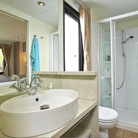 Stacaravan 8 personen - Comfort XL | 3 slaapkamers | 6/8 pers. | Overdekt terras | Airconditioning