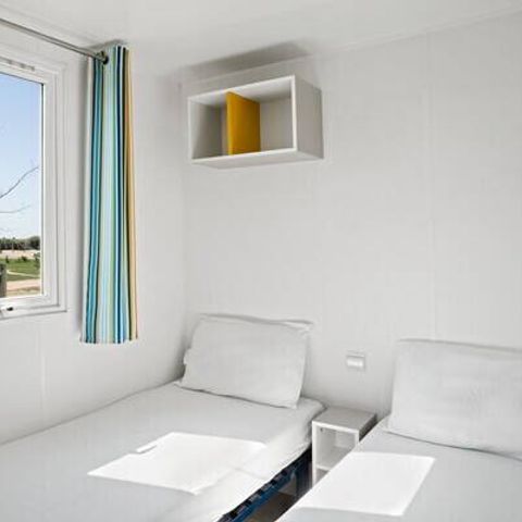 Stacaravan 4 personen - Mobile-home | Klassiek | 2 slaapkamers | 4 pers | Verhoogd terras | 2 badkamers | Airconditioning | TV