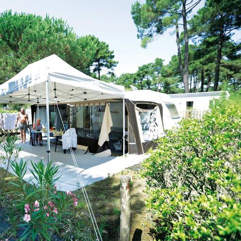 Kampeerplaats - Privilege pakket (1 tent, caravan of camper / 1 auto / 10A elektriciteit) + Wateraansluiting en afvoer
