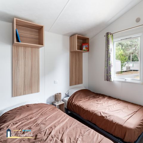 Stacaravan 4 personen - Comfort stacaravan 27.5m² (2 kamers) + 11m² halfoverdekt houten terras